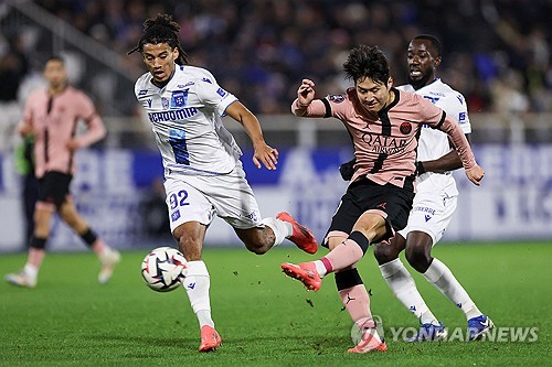 이강인이 67분 활약한 가운데 그의 소속팀인 프랑스 파리 생제르맹(PSG)은 오세르와의 원정 경기에서 무기력한 플레이로 0-0 무승부를 기록했다. PSG는 최근 공식전 3경기 1무 2패 부진에 빠졌다. 이강인은 이날 키패스 4개를 뿌리며 소파스코어 기준 팀내 평점 3위를 기록했다. 연합뉴스