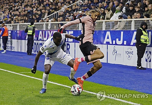 파리 생제르맹(PSG)은 7일(한국시간) 프랑스 오세르의 스타드 드 라베 데샹에서 열린 오세르와의 2024-2025 프랑스 리그1 14라운드 원정 경기에서 0-0 무승부를 거뒀다. 이날 이강인은 4-3-3 전형에서 오른쪽 윙어로 선발 출전해 67분을 소화했다. 이강인은 후반 22분에 교체되기 전까지 기회를 4번이나 창출하는 등 좋은 모습을 보였지만 몇몇 프랑스 언론들은 이날 이강인 경기력을 혹평하면서 낮은 점수를 줬다. 연합뉴스