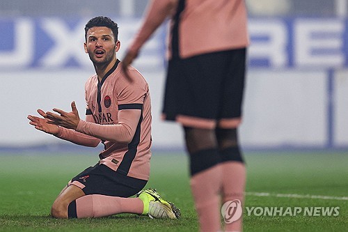 이강인이 67분 활약한 가운데 그의 소속팀인 프랑스 파리 생제르맹(PSG)은 오세르와의 원정 경기에서 무기력한 플레이로 0-0 무승부를 기록했다. PSG는 최근 공식전 3경기 1무 2패 부진에 빠졌다. 이강인은 이날 키패스 4개를 뿌리며 소파스코어 기준 팀내 평점 3위를 기록했다. 연합뉴스