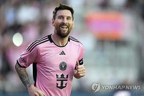 미국 메이저리그사커(MLS)는 7일(한국시간) 공식 홈페이지를 통해 리오넬 메시(인터 마이애미)가 2024년 랜던 도노반 MLS MVP로 선정됐다고 발표했다. 메시는 2024시즌 리그 19경기에서 20골 16도움을 올렸고 메시의 활약에 힘입어 마이애미는 2024시즌 미국 MLS 정규 시즌에서 우승을 차지했을 뿐만 아니라 동부와 서부 컨퍼런스리그를 통틀어 최다 승점(74)을 기록해 서포터스 실드를 차지했다. 연합뉴스