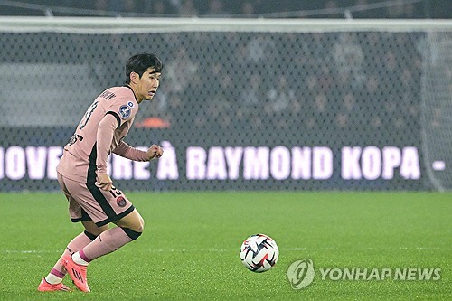 이강인이 한 경기에서 결정적 패스를 4개나 기록하며 파리 생제르맹(PSG)에서 최고의 활약을 펼친 선수로 선정됐다. 레퀴프는 '오른쪽 공격수로 나선 이강인은 가장 영감을 받았던 PSG 선수였다. 이강인에게서 위협적인 장면이 가장 자주 만들어졌다. 곤살루 하무스의 머리에 좋은 크로스를 올렸고, 흥미로운 크로스도 기록했다. 측면 먼 곳에서 좋은 슈팅도 때렸다'며 가장 높은 평점 6점을 줬다. 연합뉴스