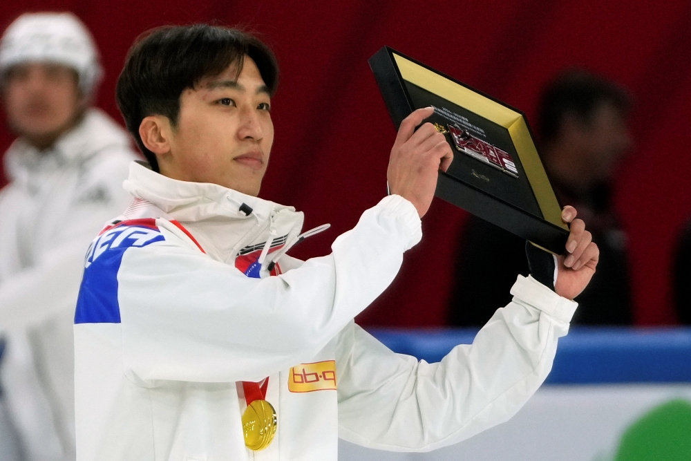 7일 오후 중국 베이징 캐피털 인도어 스타디움에서 열린 2024-2025 국제빙상경기연맹(ISU) 쇼트트랙 월드투어 3차대회 남자 1500m 결승, 1위로 경기를 끝낸 박지원이 시상식에서 기쁨을 표현하고 있다. AP 연합뉴스