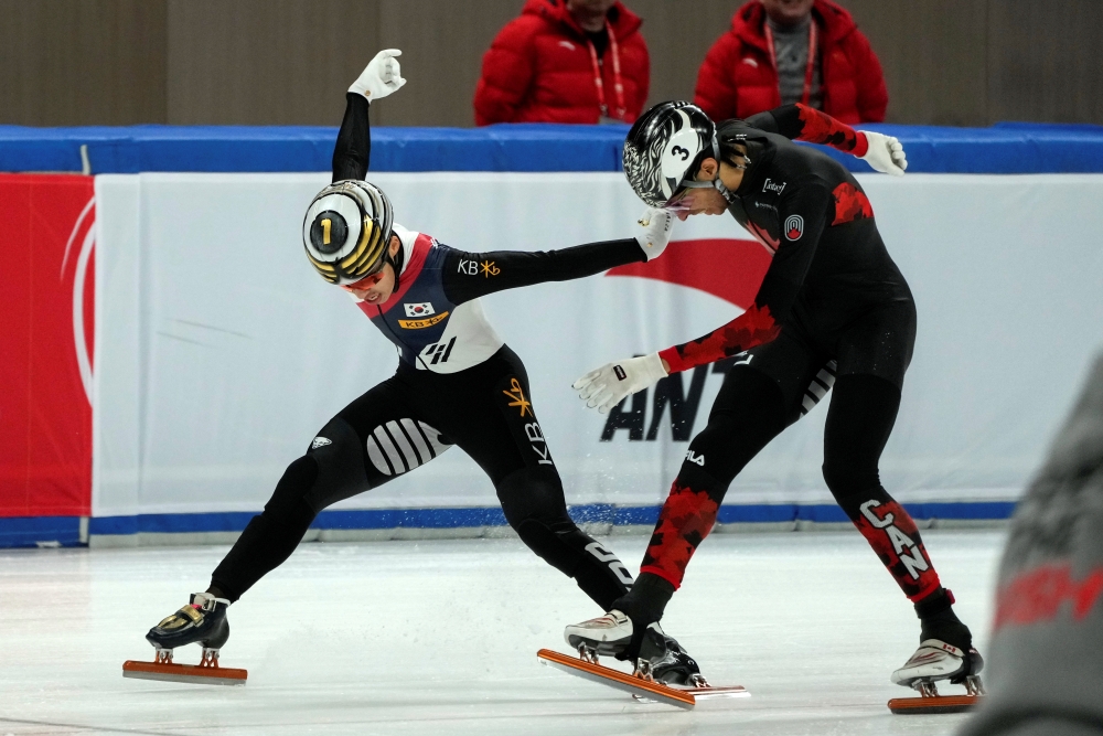 7일 오후 중국 베이징 캐피털 인도어 스타디움에서 열린 2024-2025 국제빙상경기연맹(ISU) 쇼트트랙 월드투어 3차대회 남자 1500m 결승, 박지원이 1위로 결승선을 통과하고 있다. AP 연합뉴스