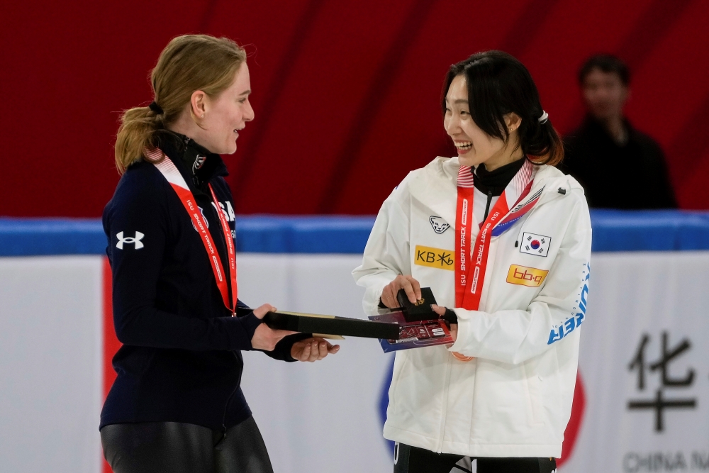 7일 오후 중국 베이징 캐피털 인도어 스타디움에서 열린 2024-2025 국제빙상경기연맹(ISU) 쇼트트랙 월드투어 3차대회 여자 1000m 결승, 최민정이 함께 동메달을 획득한 커린 스토더드와 이야기를 나누고 있다. AP 연합뉴스