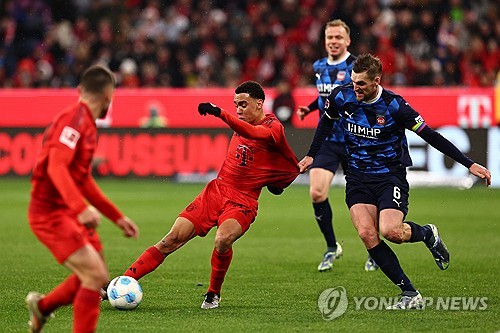 바이에른 뮌헨이 2실점이나 내준 와중에도 김민재는 호평 일색이다. 현지 보도에 따르면 김민재는 전반전에 선보인 환상적인 수비 덕에 알리안츠 아레나를 방문한 바이에른 뮌헨 팬들로부터 '특별한 박수'를 받았다. 현지 매체도 김민재에게 높은 평점을 주면서 김민재를 높게 평가했다. 이날 김민재는 리커버리 10회를 기록하면서 진공청소기 같은 수비를 펼쳤다. 사진 연합뉴스