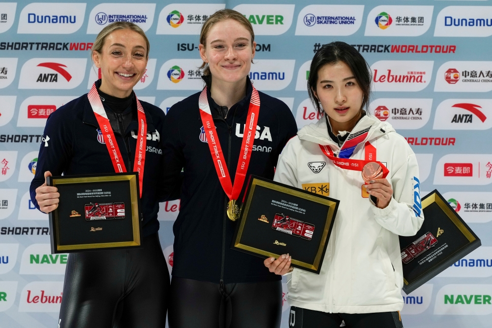 8일 오후 중국 베이징 캐피털 인도어 스타디움에서 열린 2024-2025 국제빙상경기연맹(ISU) 쇼트트랙 월드투어 3차대회 여자 1500m 결승, 경기 종료 후 시상식에서 동메달을 획득한 김길리(오른쪽)가 크리스틴 산토스-그리스월드(왼쪽), 커린 스토더드(가운데)와 사진 촬영에 임하고 있다. AP 연합뉴스