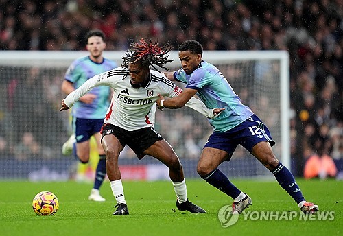 아스널은 8일(한국시간) 영국 런던에 위치한 크레이븐 코티지에서 열린 풀럼과의 2024-25시즌 잉글리시 프리미어리그 15라운드 원정 경기에서 1-1 무승부를 거뒀다. 이날 아스널은 선제골을 허용한 뒤 동점을 만들었고 후반 43분 역전골을 터트렸으나 비디오판독(VAR) 끝에 취소되면서 끝내 승점 1점을 얻는데 그쳤다. 연합뉴스