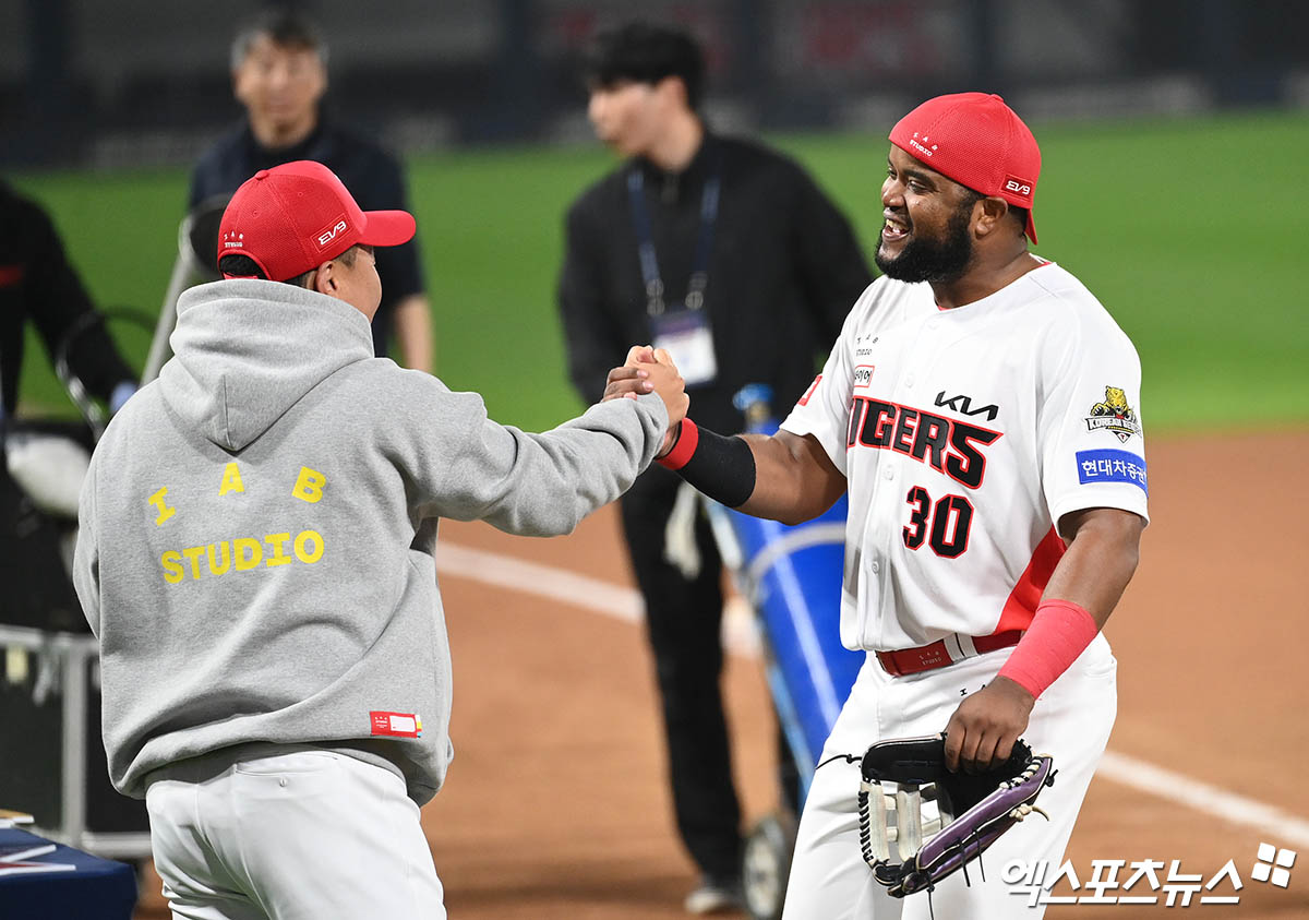 28일 오후 광주기아챔피언스필드에서 열린 '2024 신한 SOL Bank KBO 한국시리즈' 삼성 라이온즈와 KIA 타이거즈의 5차전 경기, KIA가 7:5의 스코어로 승리하며 7년 만에 통합 우승을 이뤄냈다.  경기 종료 후 KIA 이범호 감독과 소크라테스가 악수를 나누고 있다. 엑스포츠뉴스 DB