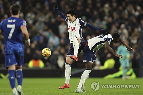 대한민국 축구대표팀을 이끄는 홍명보 감독은 9일 홍명보장학재단 이사장 자격으로 경기도 성남의더블트리 바이 힐튼호텔에서 열린 재단 장학금 수여식에 참석했다. 이날 홍 감독은 대한민국 대표팀 주장 손흥민(토트넘 홋스퍼)에 대해 신뢰를 보냈다. 손흥민은 9일 토트넘과 첼시 간의 프리미어리그 15라운드에서 시즌 5호골을 터트렸다. 연합뉴스