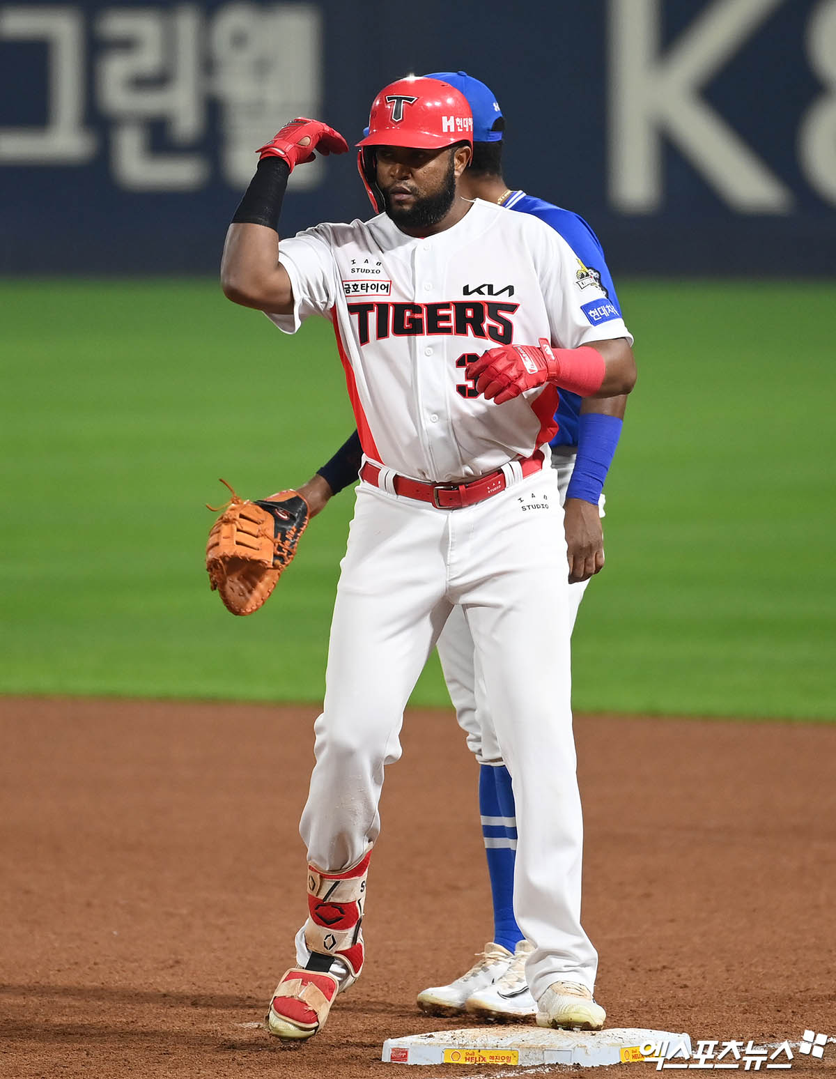 28일 오후 광주기아챔피언스필드에서 열린 '2024 신한 SOL Bank KBO 한국시리즈' 삼성 라이온즈와 KIA 타이거즈의 5차전 경기, 6회말 KIA 선두타자 소크라테스가 안타를 때려낸 뒤 1루에서 세리머니를 하고 있다. 엑스포츠뉴스 DB