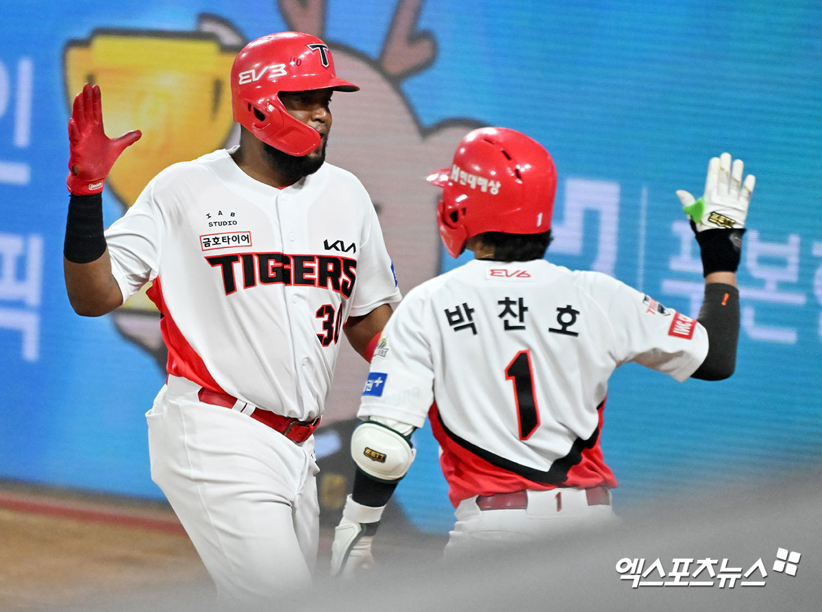 28일 오후 광주기아챔피언스필드에서 열린 '2024 신한 SOL Bank KBO 한국시리즈' 삼성 라이온즈와 KIA 타이거즈의 5차전 경기, 6회말 1사 1,3루 KIA 소크라테스가 김태군의 1타점 적시타떄 득점에 성공한 후 박찬호와 하이파이브를 하고 있다. 엑스포츠뉴스 DB