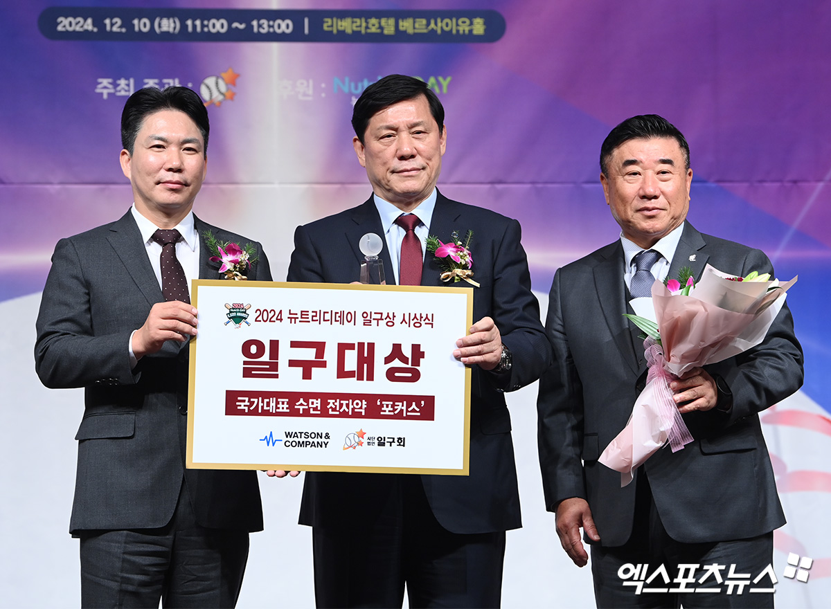 허구연 KBO 총재(가운데)는 10일 서울 리베라호텔 베르사이유홀에서 열린 '2024 뉴트리디데이 일구상' 시상식에서 일구대상을 수상했다. 야구인 최초 KBO 총재로 리그 발전을 이끌었다. 청담동, 고아라 기자