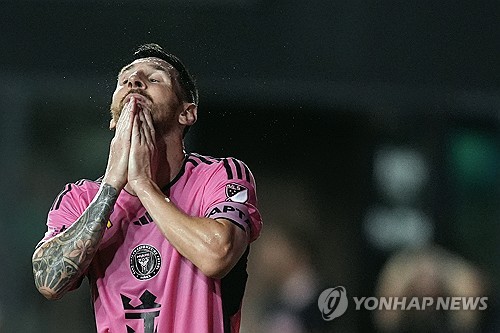 '축구의 신' 리오넬 메시가 2006년 이후 18년 만에 국제축구선수협회(FIFPro) 월드 베스트 11에서 탈락했다. 공격진에는 메시 대신 킬리안 음바페, 엘링 홀란, 비니시우스 주니오르 등 차세대 스타들이 자리를 차지했다. 한 시대가 저물고 새로운 시대가 시작한다는 의미다. 연합뉴스