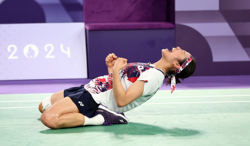 안세영이 지난 9일 중국 항저우에서 열린 BWF 시상식에서 올해의 여자 선수상 트로피를 품었다. 사진 연합뉴스