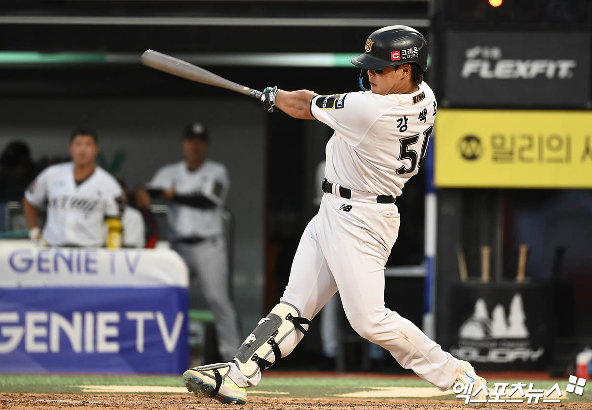 9일 오후 수원케이티위즈파크에서 열린 '2024 신한 SOL Bank KBO 포스트시즌' LG 트윈스와 KT 위즈의 준플레이오프 4차전 경기, 연장 11회말 KT 선두타자 강백호가 타격하고 있다. 파울 타구였으나 KT측 요청으로 파울/페어 관련 비디오 판독 실시 후 원심 번복되며 페어 판정. 강백호는 2루 출루. 엑스포츠뉴스 DB