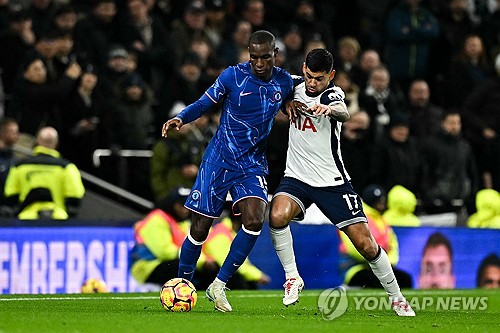 영국 매체 스카이스포츠는 11일(한국시간) 토트넘 홋스퍼의 수비수이자 부주장 크리스티안 로메로가 클럽의 이적 정책을 비난했다고 보도했다. 매체에 따르면 로메로는 토트넘이 맨체스터 시티와 리버풀 등을 따라가 선수단을 강화하고 결과를 내야 한다고 주장했다. 연합뉴스