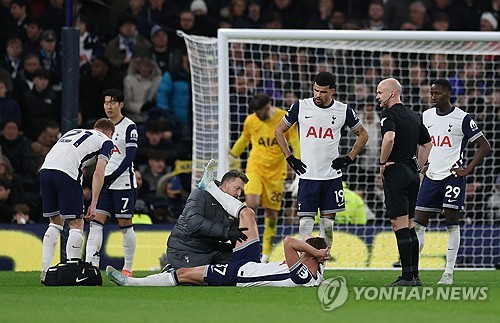 절망적이다. 토트넘 홋스퍼가 센터백 주전조를 잃었다. 첼시와의 경기에서 크리스티안 로메로가 전반 15분 만에 부상으로 교체된 데 이어 미키 판더펜마저 후반전 도중 부상을 당해 쓰러진 것이다. 첼시전에 교체 출전한 라두 드라구신을 센터백 두 자리 중 한 자리에 기용하면 되지만, 남은 한 자리가 문제다. 앞서 판더펜이 부상으로 경기에 나서지 못하는 동안 센터백 공백을 메워줬던 베테랑 수비수 벤 데이비스가 이미 부상으로 전력에서 이탈한 상태이기 때문이다. 사진 연합뉴스