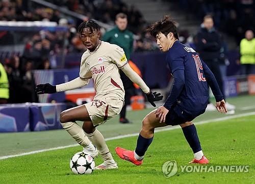 파리 생제르맹(PSG)은 11일(한국시간) 오스트리아 잘츠부르크에 위치한 레드불 아레나에서 열린 RB잘츠부르크와의 2024-2025시즌 유럽축구연맹(UEFA) 챔피언스리그 리그 페이즈 6차전서 3-0 완승을 거뒀다. 이날 이강인은 선발로 나와 풀타임을 소화했고 득점의 기점이 되는 패스를 보여줬지만 몇몇 프랑스 현지 언론으로부터 혹평을 받았다. 연합뉴스