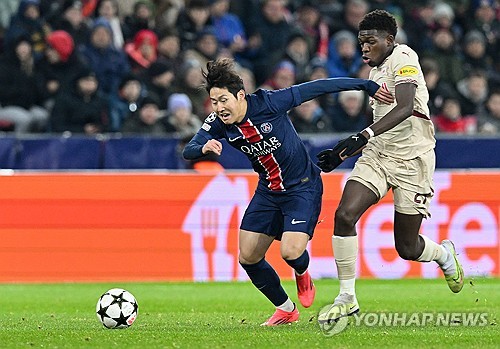 파리 생제르맹(PSG)은 11일(한국시간) 오스트리아 잘츠부르크에 위치한 레드불 아레나에서 열린 RB잘츠부르크와의 2024-2025시즌 유럽축구연맹(UEFA) 챔피언스리그 리그 페이즈 6차전서 3-0 완승을 거뒀다. 이날 이강인은 선발로 나와 풀타임을 소화했고 득점의 기점이 되는 패스를 보여줬지만 몇몇 프랑스 현지 언론으로부터 혹평을 받았다. 연합뉴스