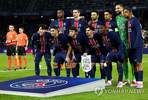 파리 생제르맹(PSG)은 11일(한국시간) 오스트리아 잘츠부르크에 위치한 레드불 아레나에서 열린 RB잘츠부르크와의 2024-2025시즌 유럽축구연맹(UEFA) 챔피언스리그 리그 페이즈 6차전서 3-0 완승을 거뒀다. 이날 이강인은 선발로 나와 풀타임을 소화했고 득점의 기점이 되는 패스를 보여줬지만 몇몇 프랑스 현지 언론으로부터 혹평을 받았다. 연합뉴스