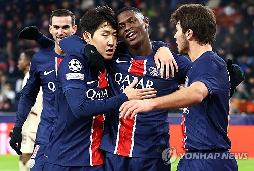 파리 생제르맹(PSG)은 11일(한국시간) 오스트리아 잘츠부르크에 위치한 레드불 아레나에서 열린 RB잘츠부르크와의 2024-2025시즌 유럽축구연맹(UEFA) 챔피언스리그 리그 페이즈 6차전서 3-0 완승을 거뒀다. 이날 이강인은 선발로 나와 풀타임을 소화했고 득점의 기점이 되는 패스를 보여줬지만 몇몇 프랑스 현지 언론으로부터 혹평을 받았다. 연합뉴스