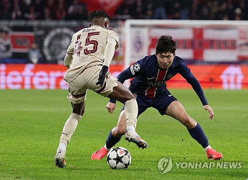 파리 생제르맹(PSG)은 11일(한국시간) 오스트리아 잘츠부르크에 위치한 레드불 아레나에서 열린 RB잘츠부르크와의 2024-2025시즌 유럽축구연맹(UEFA) 챔피언스리그 리그 페이즈 6차전서 3-0 완승을 거뒀다. 이날 이강인은 선발로 나와 풀타임을 소화했고 득점의 기점이 되는 패스를 보여줬지만 몇몇 프랑스 현지 언론으로부터 혹평을 받았다. 연합뉴스