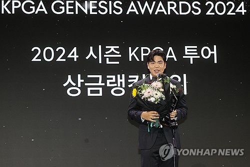 장유빈이 지난달 15일 열린 2024 KPGA 제네시스 대상 시상식에서 상금 랭킹 1위상을 받은 뒤 수상 소감을 말하고 있다. ​​​​​​​​​​​​​​장유빈은 올 시즌 종료 후 PGA 투어 퀄리파잉스쿨에 출전할 예정이었으나 마음을 바꿔 LIV 골프에 진출하기로 결정했다. 한국인 선수 최초다. 연합뉴스