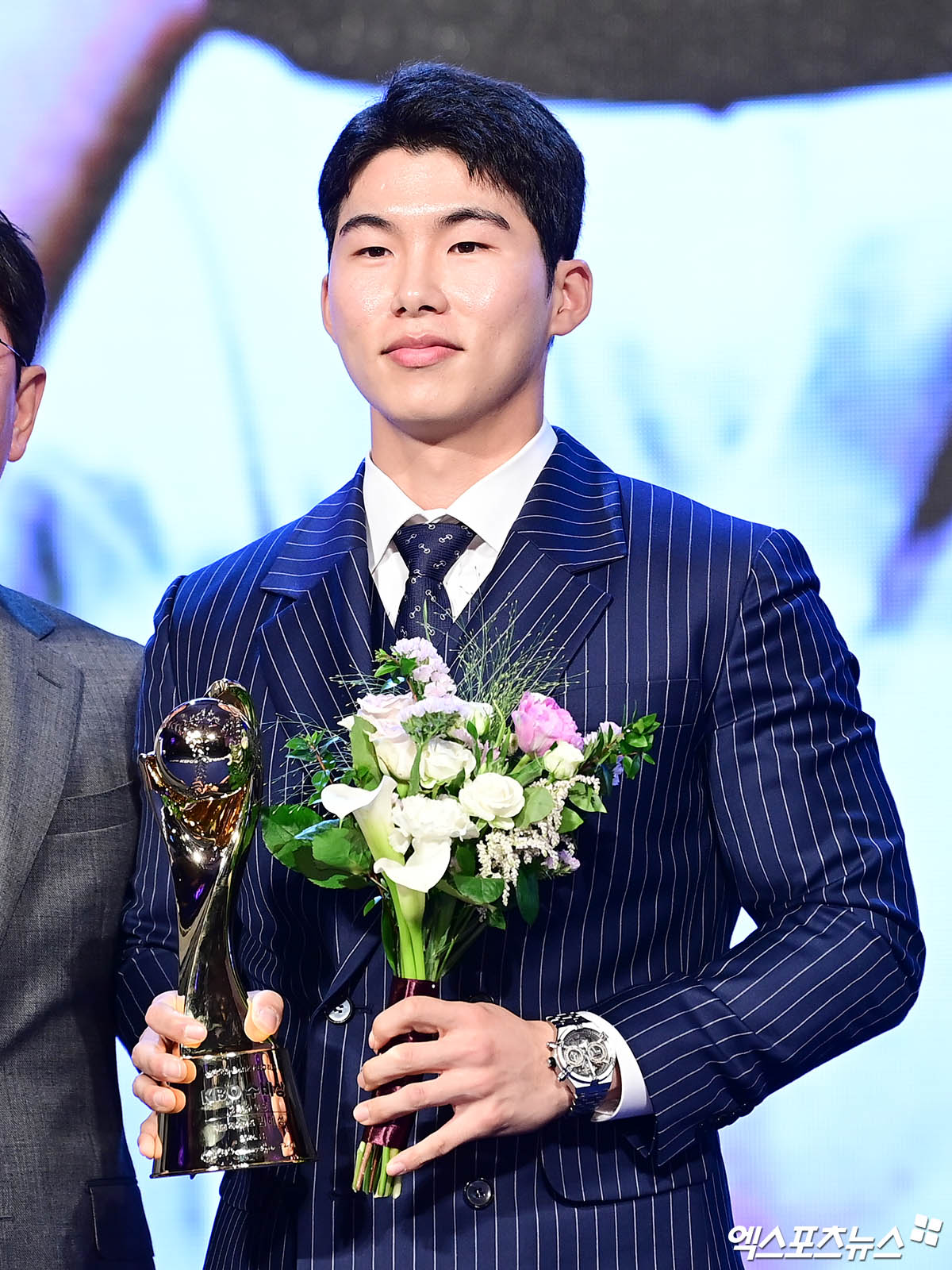 키움 히어로즈 김혜성이 지난달 26일 열린 2024 신한 SOL Bank KBO 시상식에서 2루수 부문 수비상을 수상한 뒤 기념촬영하고 있다. 엑스포츠뉴스 DB