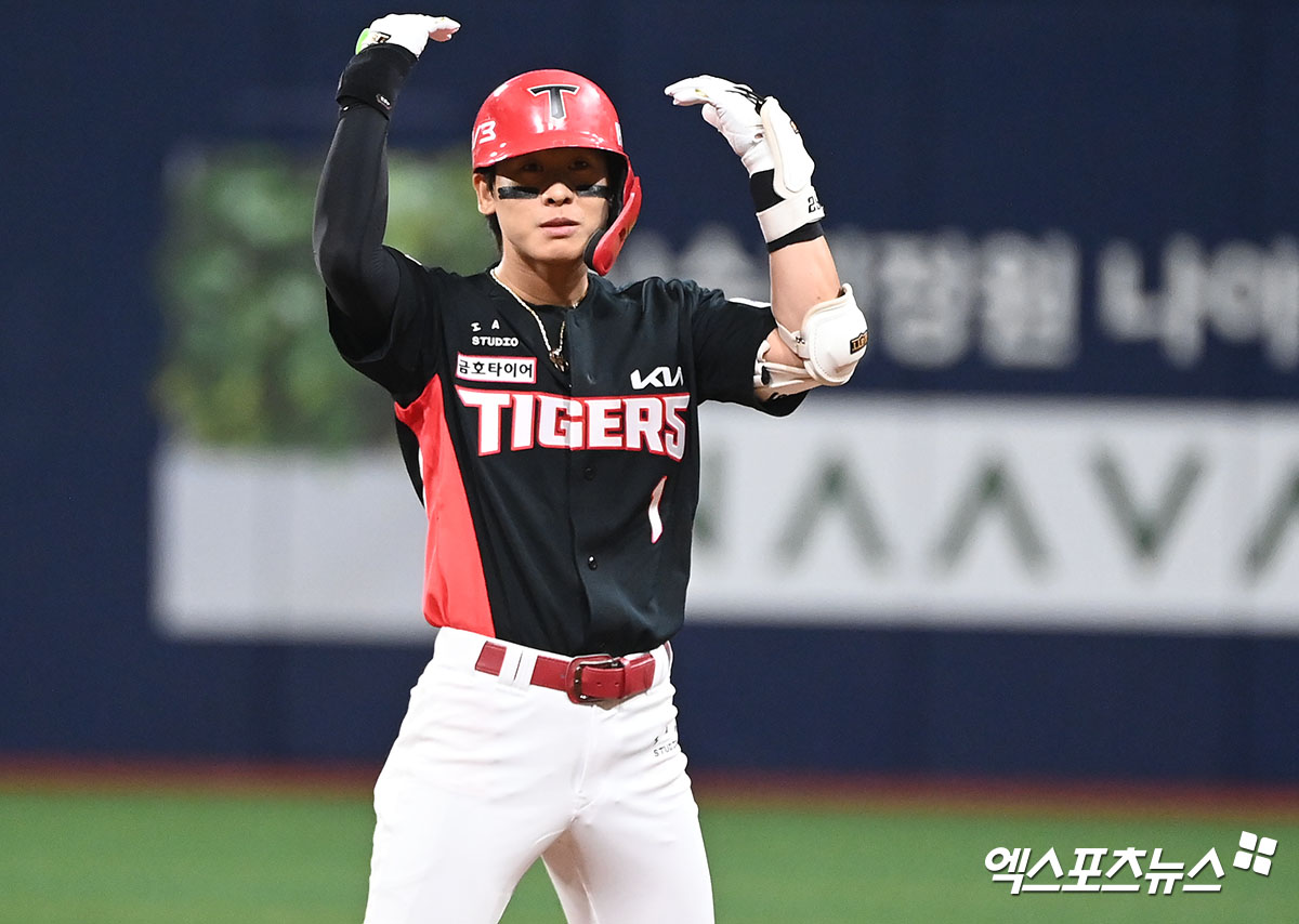 KIA 내야수 박찬호가 오는 13일 열리는 2024 KBO 골든글러브 시상식에 참석할 계획이다. 박찬호는 SSG 내야수 박성한과 함께 유격수 부문 골든글러브 수상 후보에 올랐다. 엑스포츠뉴스 DB