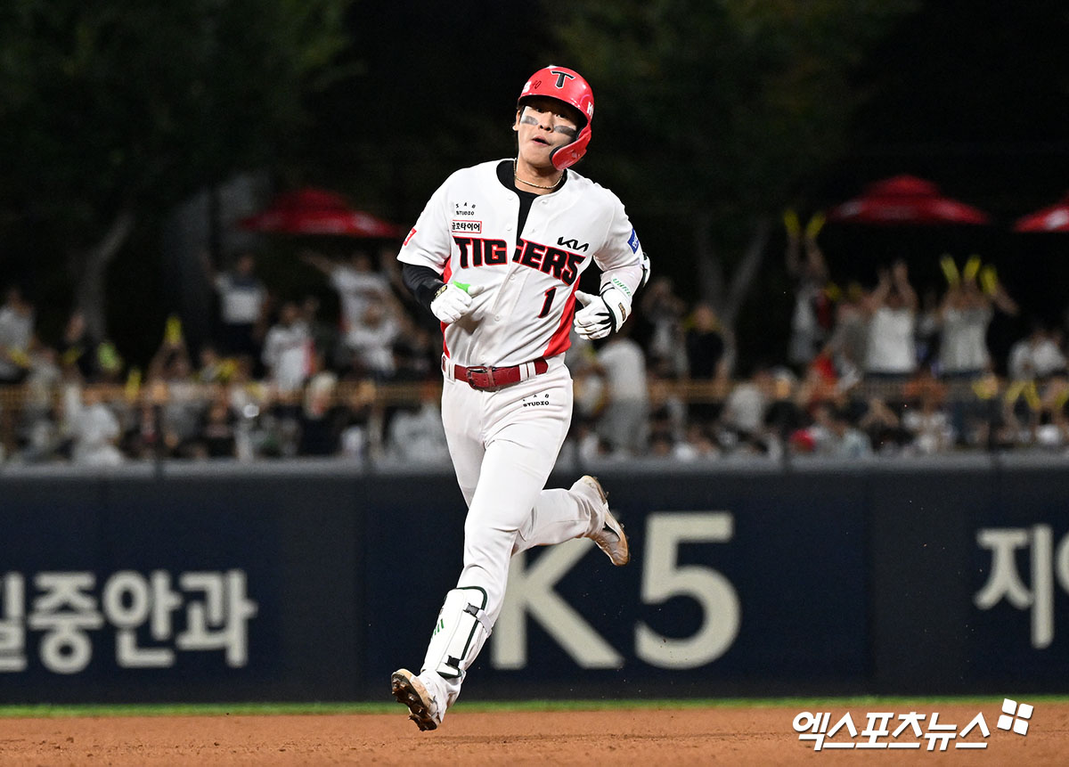 KIA 내야수 박찬호가 오는 13일 열리는 2024 KBO 골든글러브 시상식에 참석할 계획이다. 박찬호는 SSG 내야수 박성한과 함께 유격수 부문 골든글러브 수상 후보에 올랐다. 엑스포츠뉴스 DB