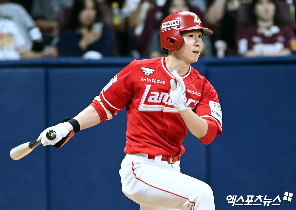 KIA 내야수 박찬호가 오는 13일 열리는 2024 KBO 골든글러브 시상식에 참석할 계획이다. 박찬호는 SSG 내야수 박성한과 함께 유격수 부문 골든글러브 수상 후보에 올랐다. 엑스포츠뉴스 DB