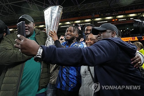 글로벌 스포츠 전문 매체 '야드바커'가 12일(한국시간) 토트넘이 손흥민의 장기적인 대체자로 아데몰라 루크먼(27)을 노리고 있다고 전했다. 연합뉴스