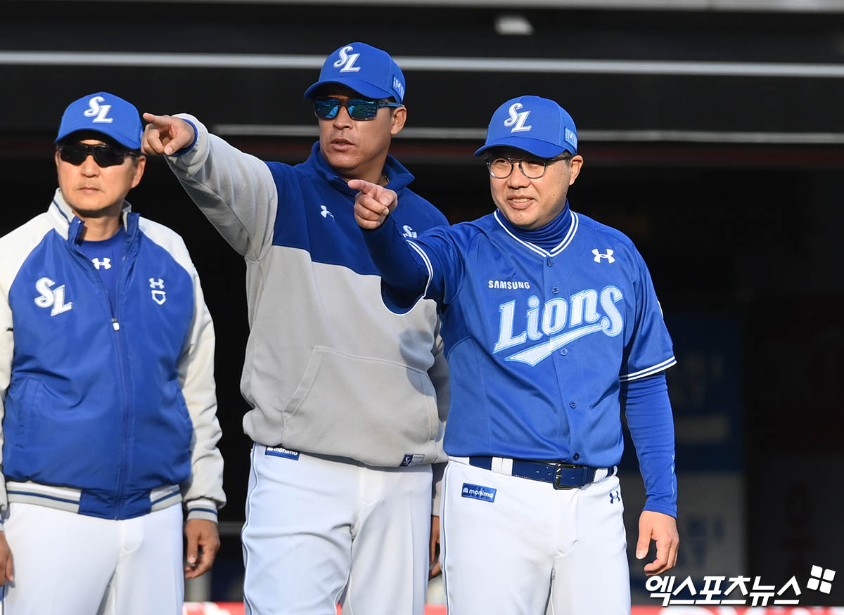 LG는 13일 삼성으로 FA 이적한 투수 최원태의 보상 선수를 지명해야 한다. 팀은 최근 삼성을 떠나 친정으로 돌아온 이병규 퓨처스리그 감독(가운데)의 지혜를 빌리려 한다. 엑스포츠뉴스 DB