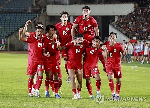 신태용 감독이 이끄는 인도네시아 축구 대표팀이 12일(한국시간) 인도네시아에 있는 마나한 스타디움에서 열린 하혁준 감독이 이끄는 라오스 축구 대표팀과의 대회 B조 2차전에서 3-3 무승부를 기록했다. 연합뉴스