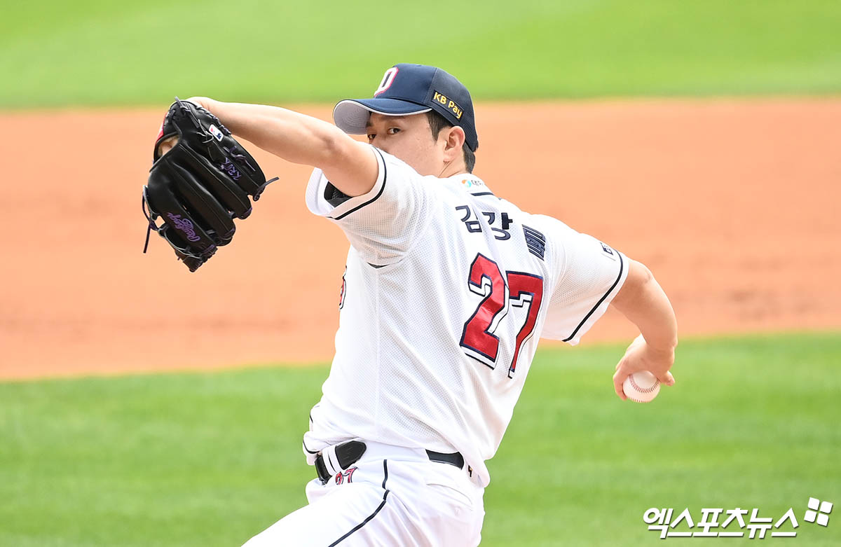 서울 송파구 잠실야구장에서 열린 '2024 신한 SOL Bank KBO 포스트시즌' KT 위즈와 두산 베어스의 와일드카드 결정전 2차전 경기, 6회초 2사 1루 두산 김강률이 역투하고 있다. 엑스포츠뉴스DB