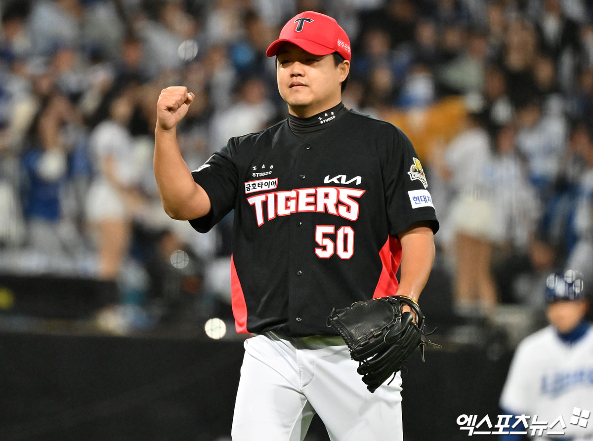 대구삼성라이온즈파크에서 열린 '2024 신한 SOL Bank KBO 한국시리즈' KIA 타이거즈와 삼성 라이온즈의 3차전 경기, 6회말 수비를 마친 KIA 장현식이 주먹을 불끈 쥐고 있다. 엑스포츠뉴스DB