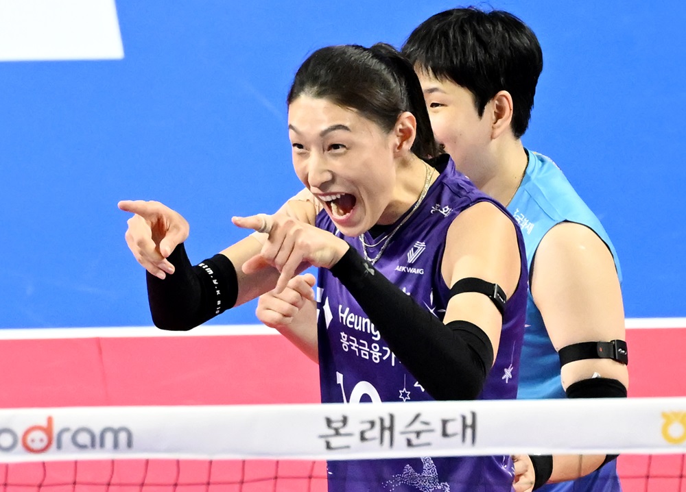 여자프로배구 흥국생명 김연경이 13일 화성종합실내체육관에서 열린 도드람 2024-2025 V리그 3라운드 IBK기업은행과의 원정경기에서 득점 후 세리머니하고 있다. 김연경은 이날 역대 최소 경기로 통산 5000득점을 돌파했고, 흥국생명은 팀 창단 후 최다인 14연승을 달렸다. KOVO