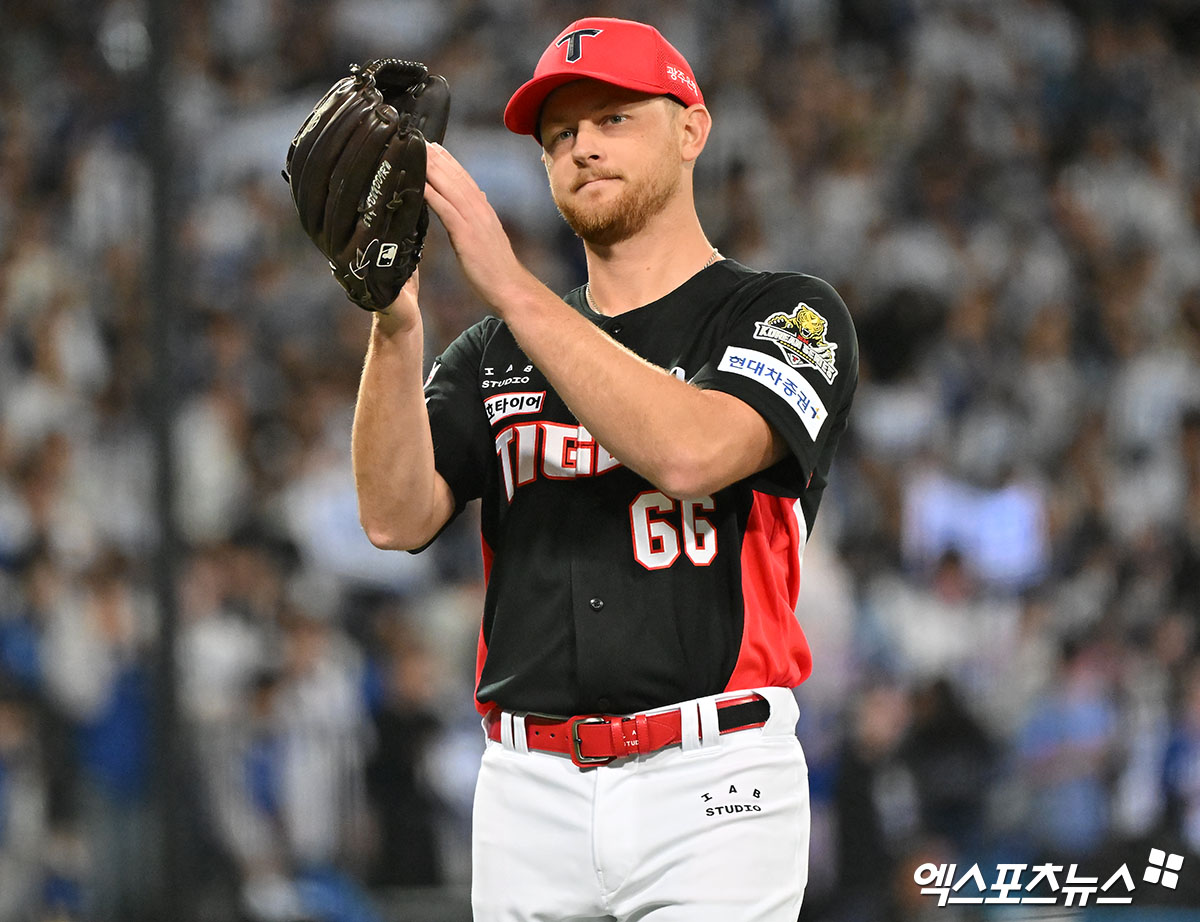 대구삼성라이온즈파크에서 열린 '2024 신한 SOL Bank KBO 한국시리즈' KIA 타이거즈와 삼성 라이온즈의 3차전 경기, 6회말 무사 1루 KIA 선발투수 라우어가 마운드를 내려가고 있다. 엑스포츠뉴스DB