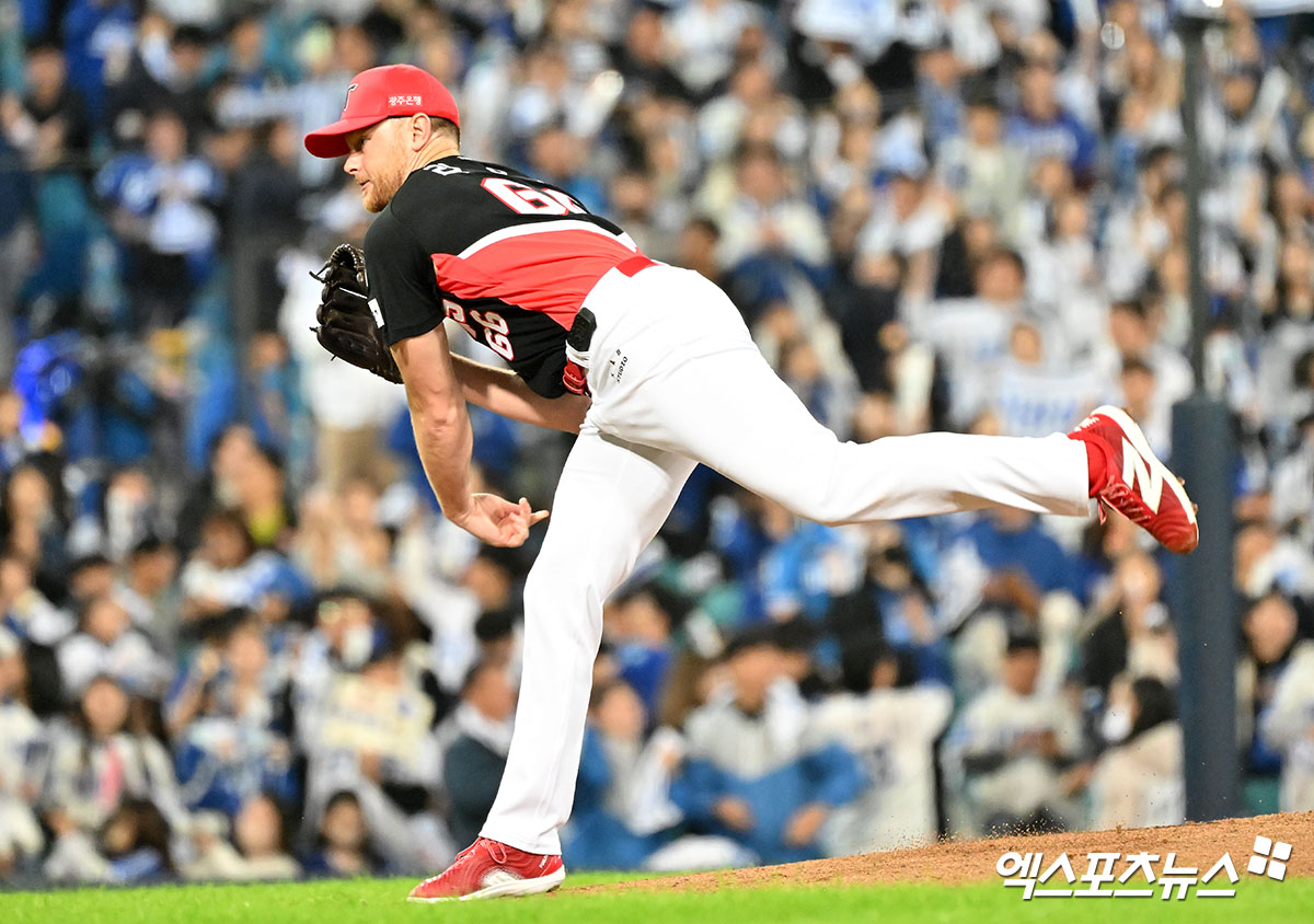 대구삼성라이온즈파크에서 열린 '2024 신한 SOL Bank KBO 한국시리즈' KIA 타이거즈와 삼성 라이온즈의 3차전 경기, 1회말 KIA 선발투수 라우어가 공을 힘차게 던지고 있다. 엑스포츠뉴스DB