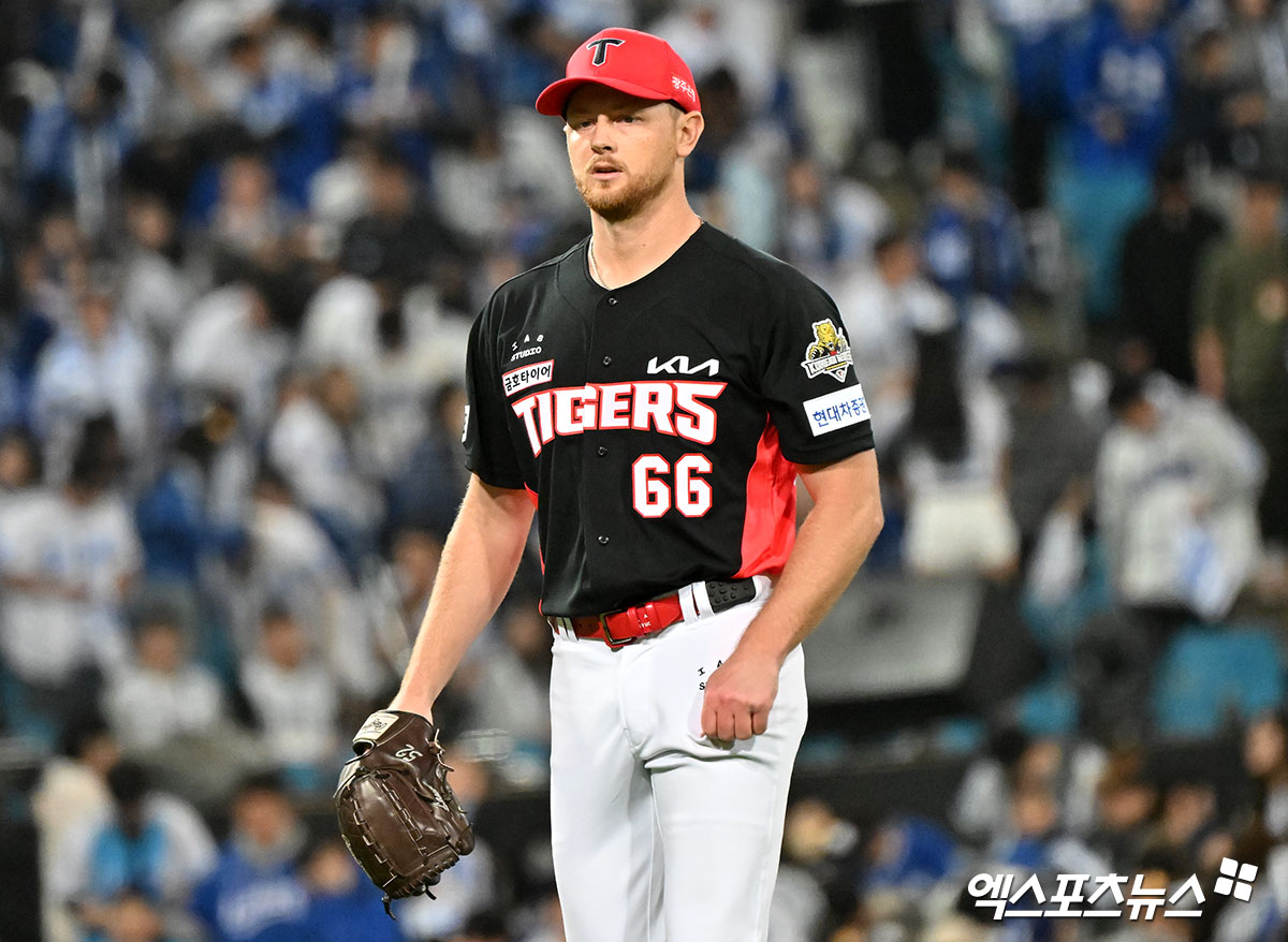 대구삼성라이온즈파크에서 열린 '2024 신한 SOL Bank KBO 한국시리즈' KIA 타이거즈와 삼성 라이온즈의 3차전 경기, 1회초 수비를 마친 KIA 선발투수 라우어가 더그아웃으로 향하고 있다. 엑스포츠뉴스DB