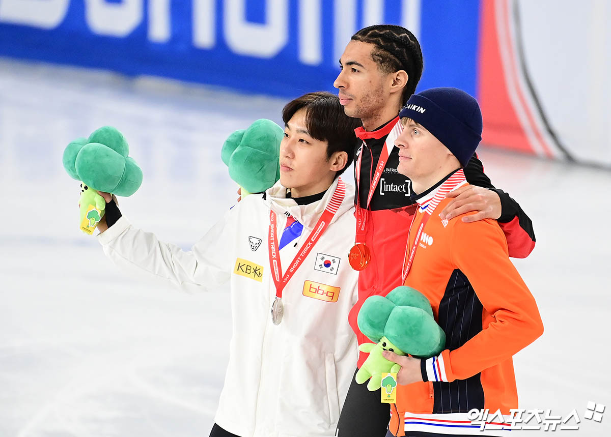 가장 왼쪽에 선 한국 남자 쇼트트랙 에이스 박지원이 14일 서울 양천구 목동아이스링크에서 열린 2024-2025 국제빙상경기연맹(ISU) 쇼트트랙 월드투어 4차 대회 남자 1500m 결승서 은메달을 따낸 뒤 시상식서 기념촬영 중이다. 목동, 박지영 기자