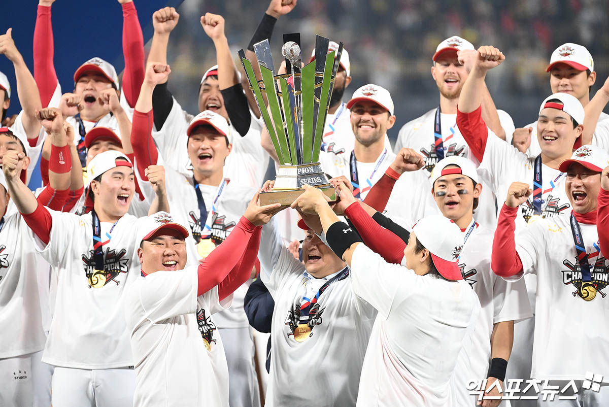 28일 오후 광주기아챔피언스필드에서 열린 '2024 신한 SOL Bank KBO 한국시리즈' 삼성 라이온즈와 KIA 타이거즈의 5차전 경기, KIA가 7:5의 스코어로 승리하며 7년 만에 통합 우승을 이뤄냈다.  경기 종료 후 KIA 이범호 감독과 심재학 단장 등이 우승 트로피를 들어올리고 있다. 엑스포츠뉴스 DB