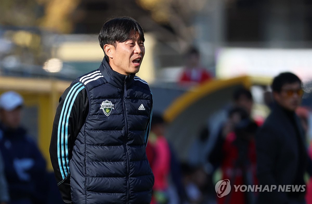 프로축구 K리그1 명가 전북현대가 잔류에도 불구하고 아쉬운 성적을 거둔 김두현 감독과 결별했다.  전북 현대는 16일 보도자료를 통해 김두현 감독과 상호 계약 해지에 합의했다고 밝혔다. 연합뉴스