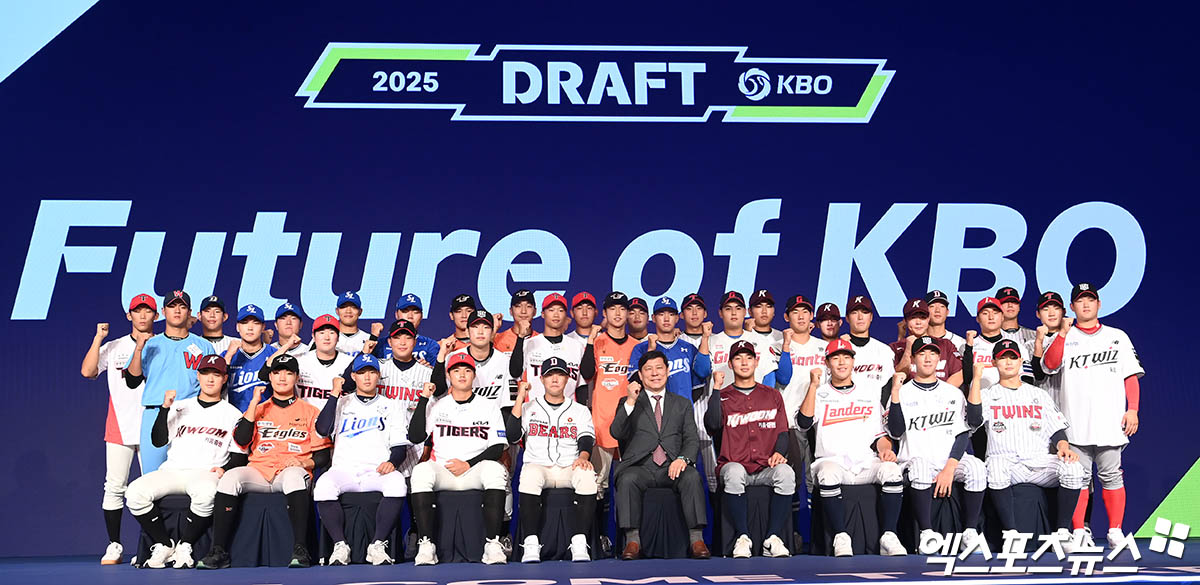 11일 오후 서울 신천동 롯데호텔 월드에서 열린 '2025 KBO 신인 드래프트'에 참석한 선수들이 기념 촬영을 하고 있다. 엑스포츠뉴스 DB