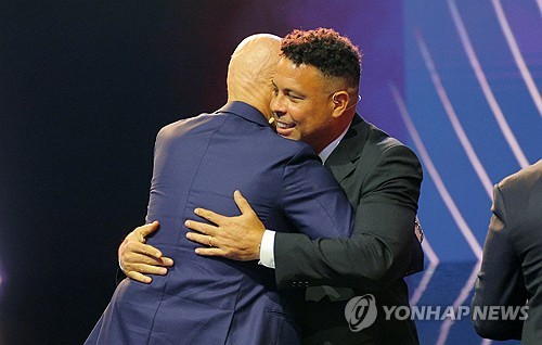 브라질 축구 레전드 '엘 페노메노' 호나우두가 브라질축구협회장 후보 출마를 선언했다. 17일(한국시간) 브라질 매체 'ge'가 공개한 인터뷰 영상에서 호나우두는 브라질 축구의 명성을 되살리겠다는 일념 하에 브라질축구협회장 선거에 출마하겠다고 밝혔다. 호나우두는 내년 3월부터 2026년 3월 사이에 열릴 선거를 위해 브라질 전역을 돌며 선거 운동에 나설 계획이다. 사진 연합뉴스