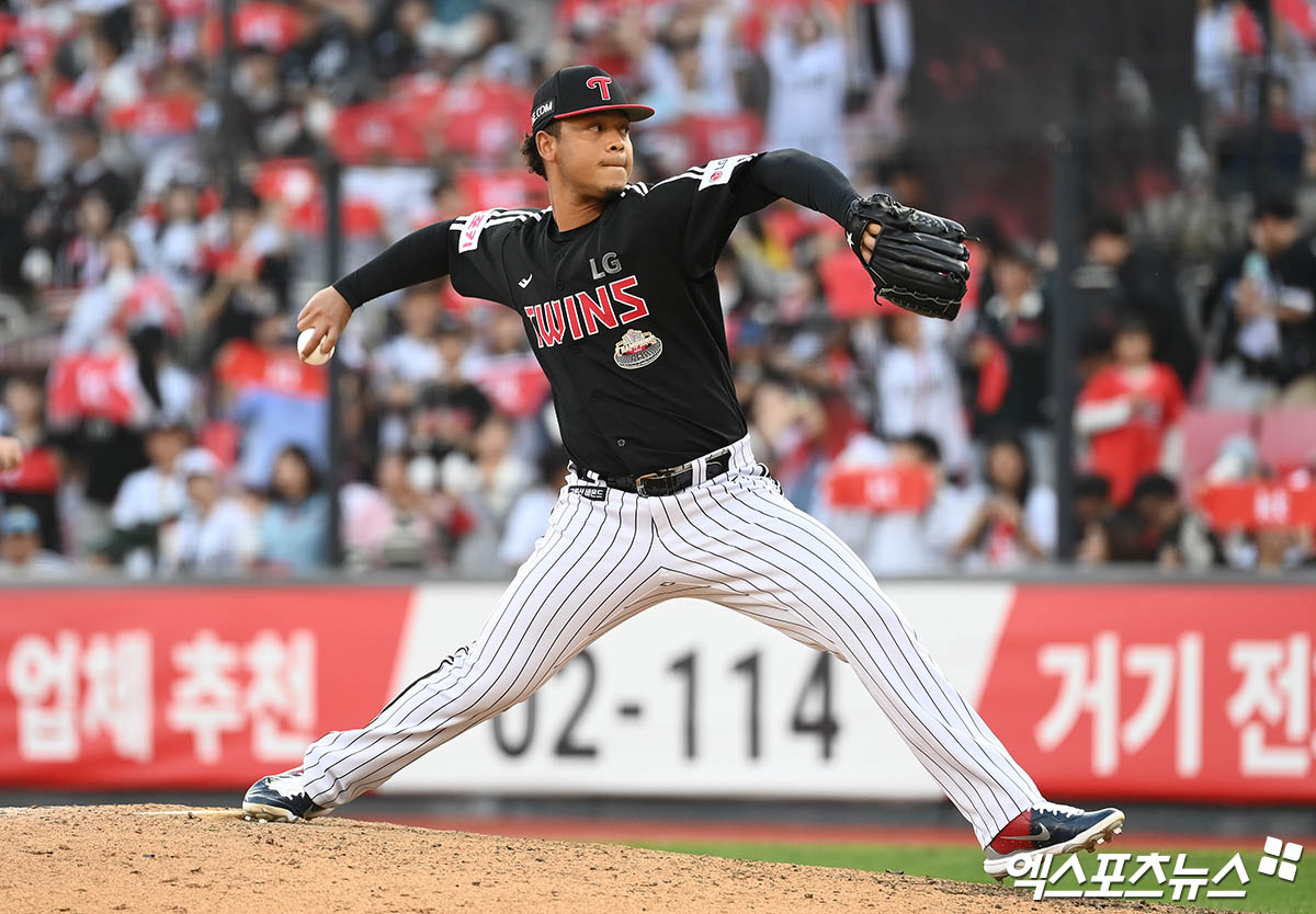 수원케이티위즈파크에서 열린 '2024 신한 SOL Bank KBO 포스트시즌' LG 트윈스와 KT 위즈의 준플레이오프 4차전 경기, 8회말 LG 에르난데스가 역투하고 있다. 엑스포츠뉴스DB