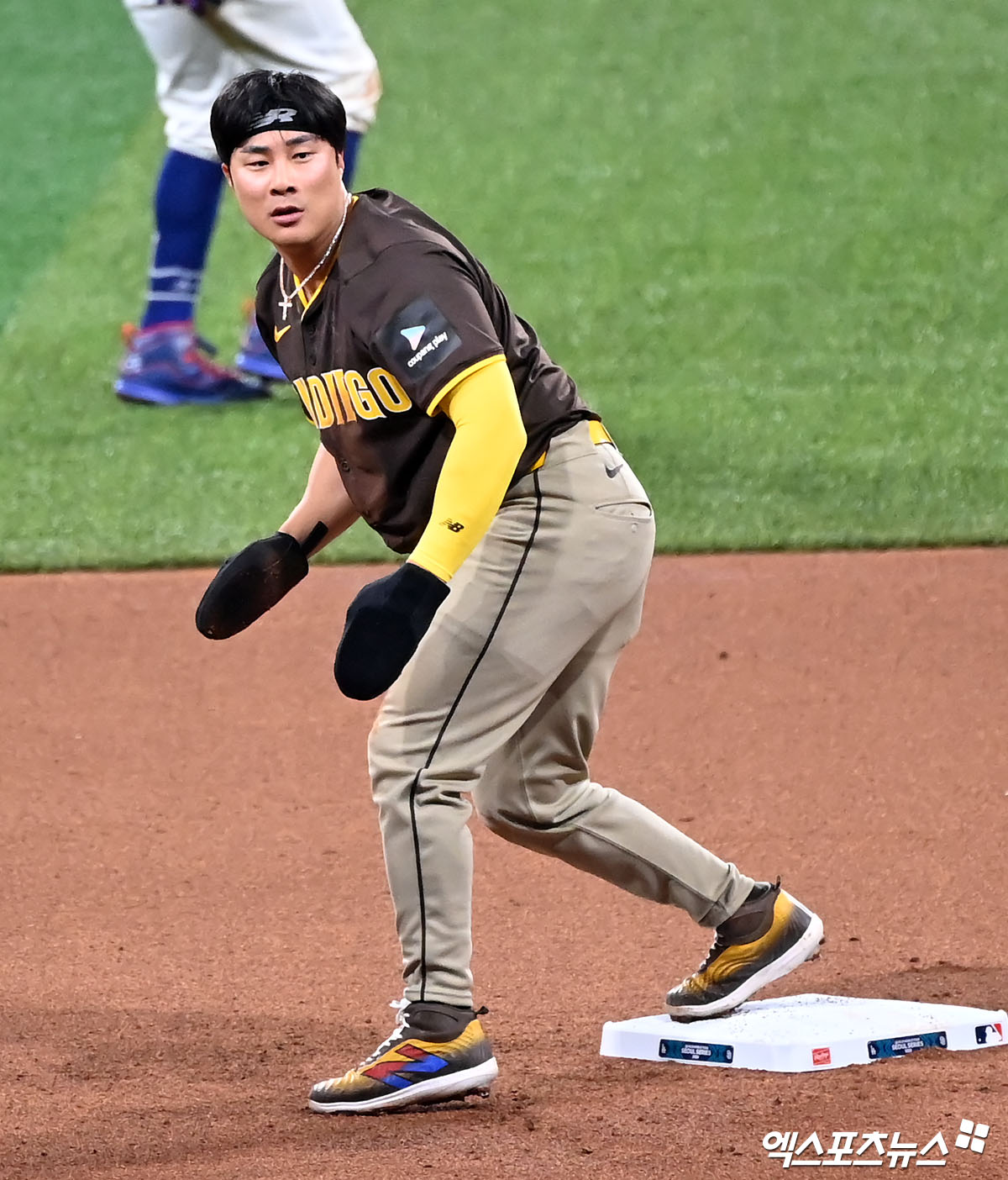 21일 오후 서울 구로구 고척스카이돔에서 열리는 '메이저리그(MLB) 월드투어 서울시리즈 2024' LA 다저스와 샌디에이고 파드리스의 경기, 4회초 1사 1루 샌디에이고 김하성이 2루 도루에 성공하고 있다. 엑스포츠뉴스 DB