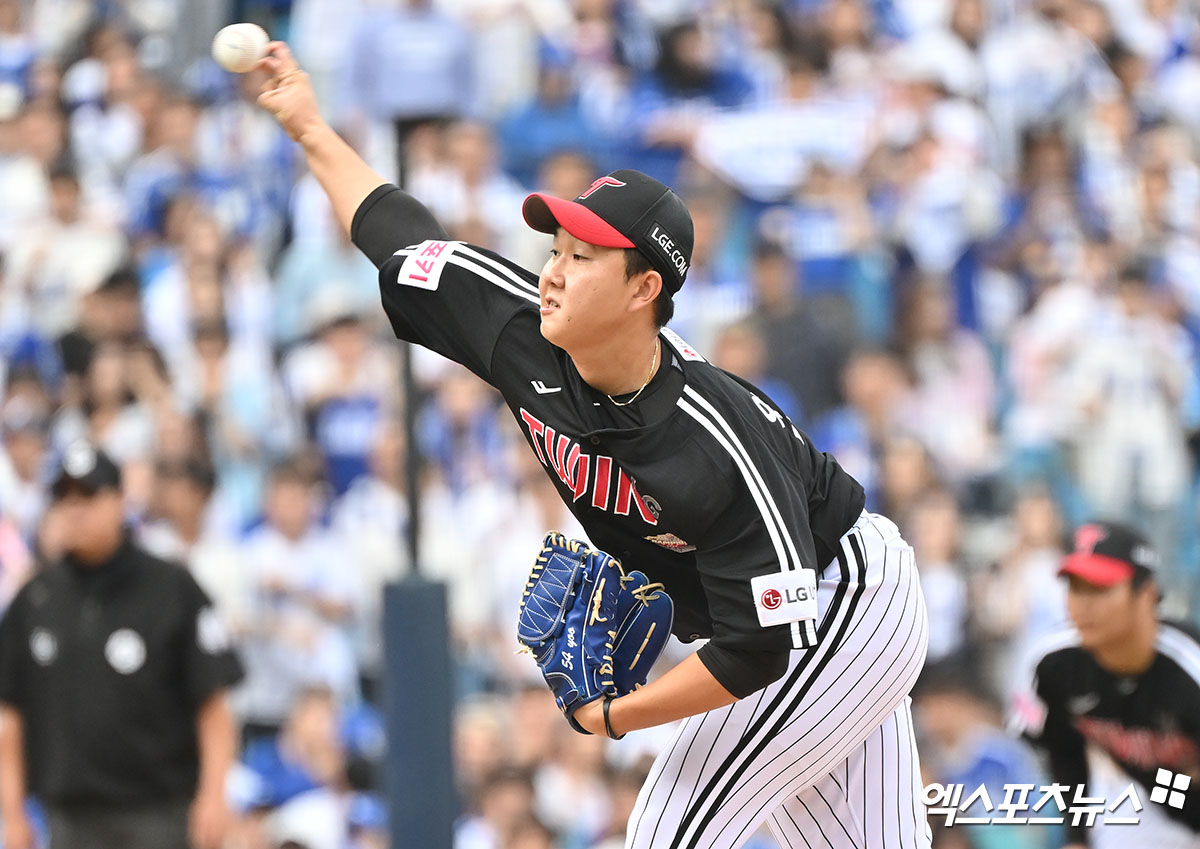 13일 오후 대구삼성라이온즈파크에서 열린 '2024 신한 SOL Bank KBO 포스트시즌' LG 트윈스와 삼성 라이온즈의 플레이오프 1차전 경기, 4회말 LG 유영찬이 공을 힘차게 던지고 있다. 엑스포츠뉴스 DB