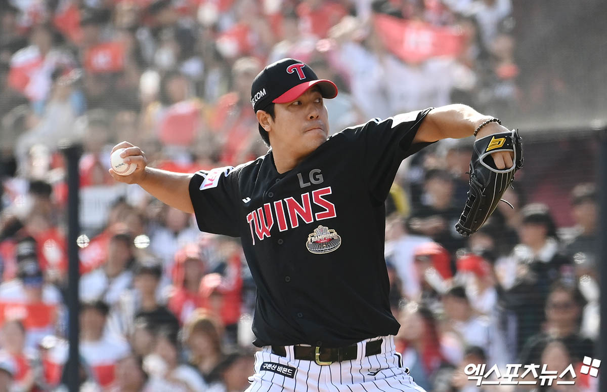 9일 오후 수원케이티위즈파크에서 열린 '2024 신한 SOL Bank KBO 포스트시즌' LG 트윈스와 KT 위즈의 준플레이오프 4차전 경기, 4회말 1사 만루 LG 김진성이 역투하고 있다. 엑스포츠뉴스 DB