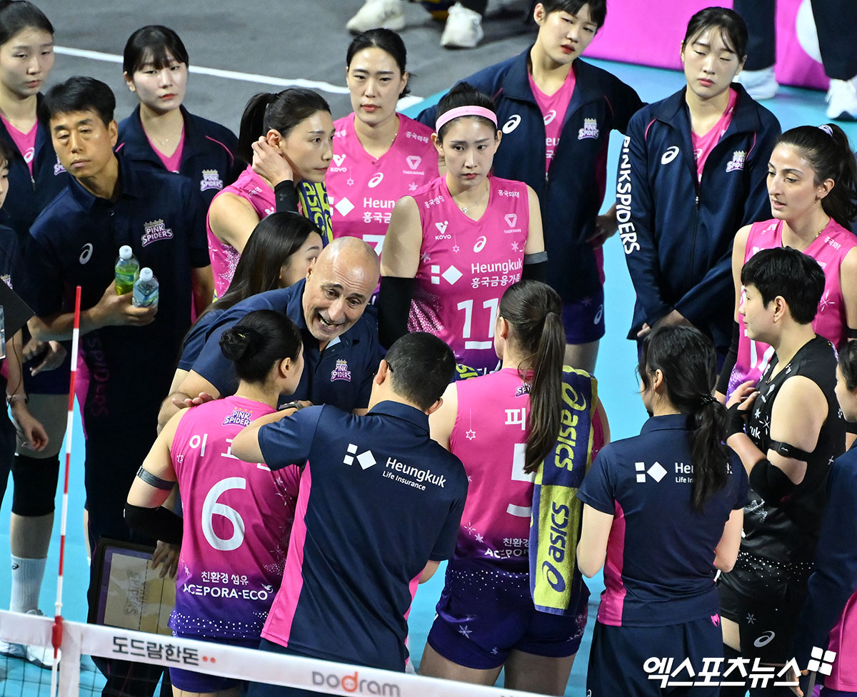 여자프로배구 흥국생명 선수단이 지난 17일 인천 삼산월드체육관에서 열린 V리그 정관장과의 홈경기에서 작전 타임을 갖고 있다. 엑스포츠뉴스 DB